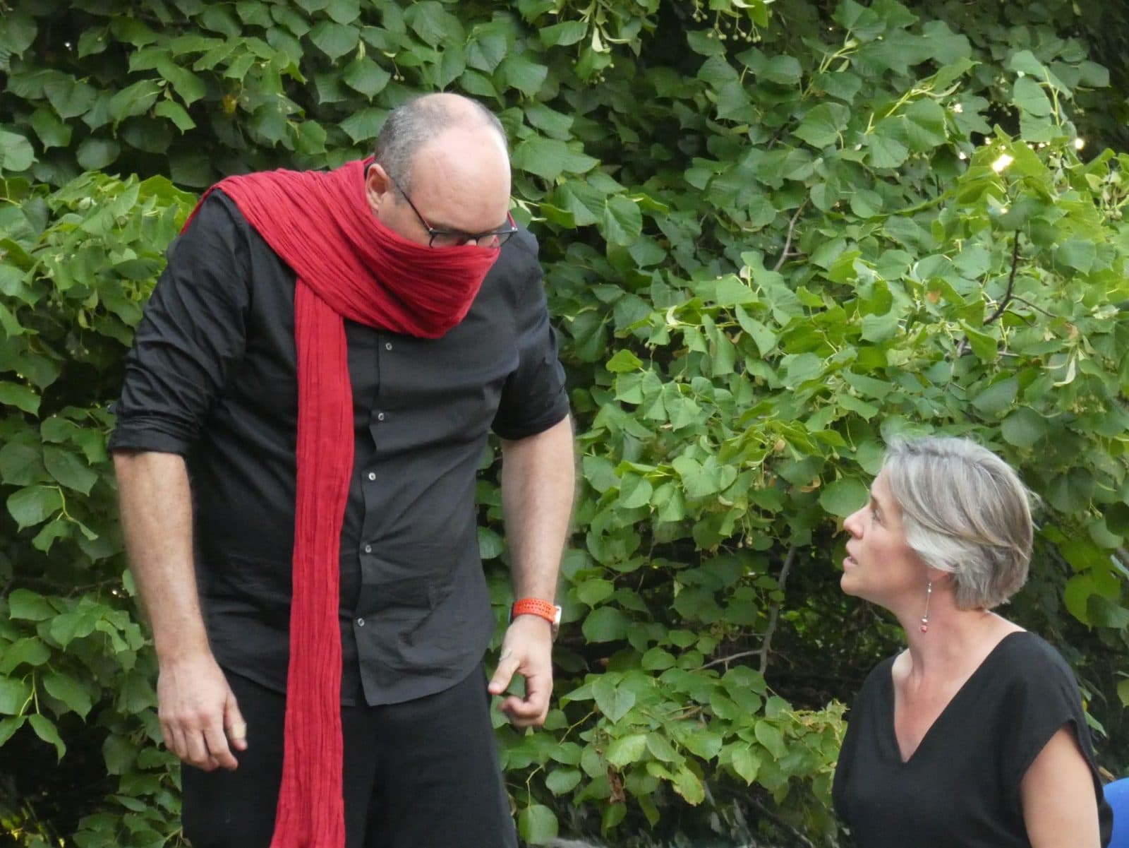 Second rôle : un comédien à l’écharpe rouge se penche vers sa partenaire