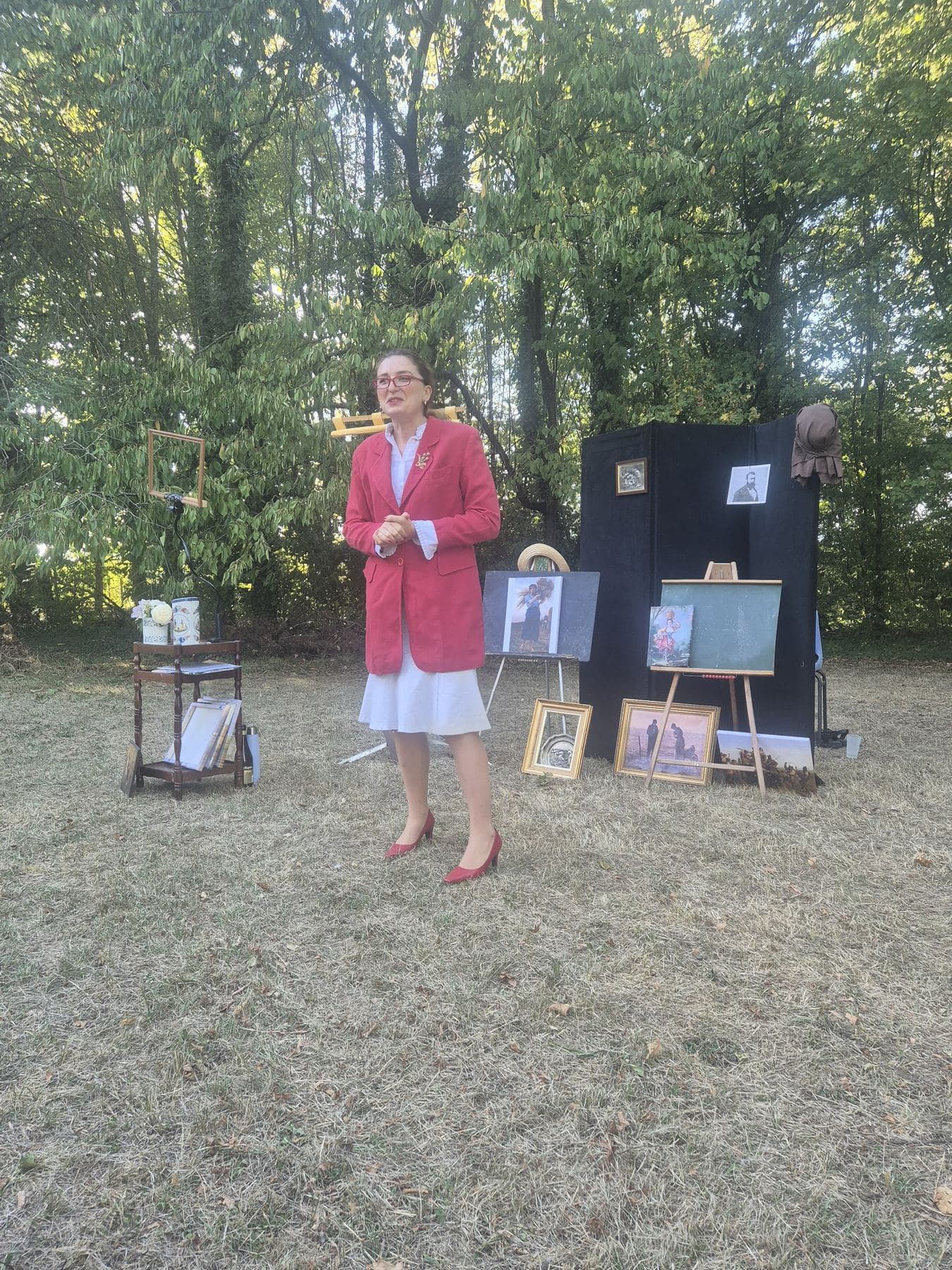 Carmen Alabaguette, en veste rouge, pendant sa conférence gesticulée devant les tableaux